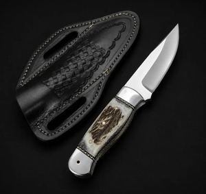 Cuchillo de caza con hoja de acero inoxidable y mango de hueso, en funda de cuero negro. - Product Image 2