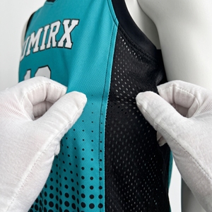 Ensemble d'uniformes de basketball personnalisés pour hommes, maillot et short sublimés bleu sarcelle avec empiècements latéraux en mesh, col en V, logo, nom et numéro - Product Image 5