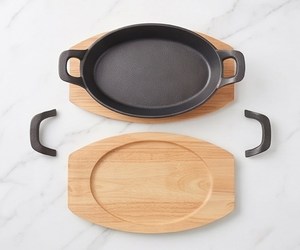 Plato ovalado de hierro fundido con base de madera y asas desmontables para presentación de comidas gourmet en hoteles y catering. - Product Image 1