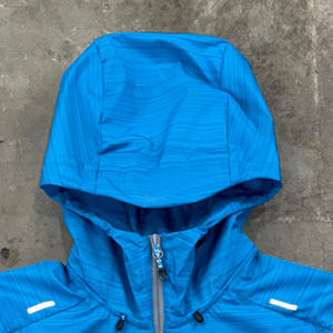Conjunto Deportivo Personalizado de Dos Piezas para Hombre, Chaqueta Cortavientos Ligera de Nailon con Cierre y Capucha, y Pantalones Cortos - Product Image 3