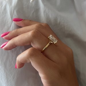 Bague de fiançailles en or jaune 14 carats avec diamant coussin allongé de 4 carats, certifié IGI - Product Image 6