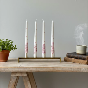 Ensemble de 4 bougies coniques artisanales en cire de soja et paraffine, sans fumée, parfum lavande, pour la décoration de Noël et l'hiver – Élégance Fleur de Cerisier - Product Image 1