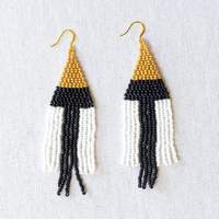 Shan India Bohemia Schwarz-Gold-Weiß Pflanzendesign Handgewebte Glasperlen-Fransen Fischhaken-Ohrringe für Damen, Vergoldet, Bleifrei