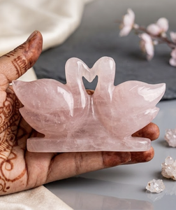 ประติมากรรมเป็ดแกะสลักด้วยมือจากหินโรสควอตซ์ที่เป็นมิตรกับสิ่งแวดล้อม - Product Image 1