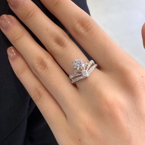 Anillo de Compromiso con Diamante Cultivado en Laboratorio de 1.90 Quilates, Claridad VVS, Color E-F, Certificado IGI, Oro Amarillo de 14K, Diseño Minimalista para Mujer - Product Image 1