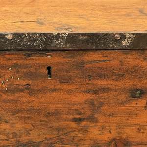 Caja de Almacenamiento Rústica Antigua de Pino, Baúl de Madera Maciza, Mesa de Centro Vintage con Detalles de Hierro, Cofre de la Esperanza Estilo Granja para Sala de Estar - Product Image 3