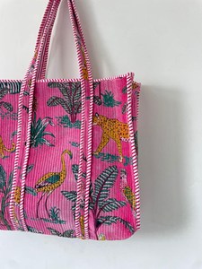 กระเป๋าโท้ทสีชมพูทันสมัยลายควิลท์ พร้อมลายพิมพ์ลายเสือดาวและนกฟลามิงโกแบบแฮนด์บล็อก สไตล์โบฮีเมียน กระเป๋าถือแบบเปิดด้านบนสำหรับผู้หญิง - Product Image 2