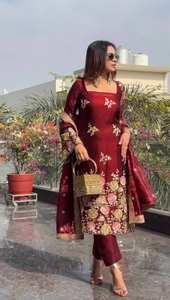 Conjunto de diseñador de organza pura y poliéster de seda, completamente cosido, listo para usar, con bordado pesado y lentejuelas, top, pantalón palazzo y dupatta. - Product Image 6