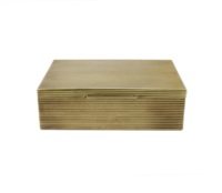 Luxe zilveren geribbelde metalen doos voor gedroogd fruit met opklapbaar deksel, stoombaar, handgemaakt voor premium feestelijke geschenken, elegant.