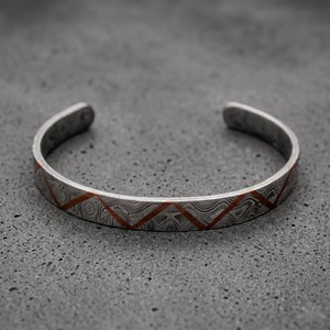 Bracelet manchette en acier Damas forgé à la main avec incrustation de cuivre – Bijou moderne d'inspiration viking en forme de lune – Cadeau pour homme - Product Image 5