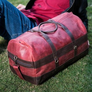Bolsa de Viaje de Cuero Color Granate con Correas Negras, Bolsa de Hombro Informal de Gran Capacidad para Hombre - Bolsa de Viaje de Cuero Color Granate - Product Image 1