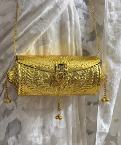 Bolso de Mano Tipo Clutch en Forma de Barril de Metal Dorado con Grabado Floral, Correa de Cadena, Hecho a Mano, para Fiestas Nocturnas, Elegante Cierre de Solapa - Product Image 5