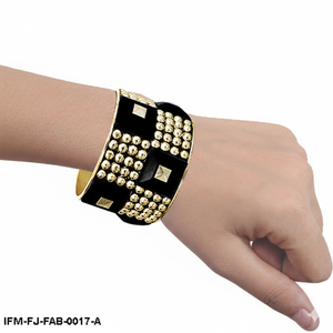 Brazalete Negro con Tachuelas Doradas, Estilo Punk, para Mujer - Product Image 2