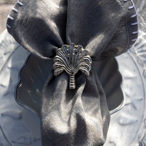Anneau de serviette en métal en forme de feuille de palmier, décoratif, élégant, pour table de dîner, accessoire de table de mariage, plaqué nickel argenté - Product Image 1