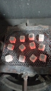 Prodotte in Indonesia, queste bricchette di <span class=keywords><strong>carbone</strong></span> vegetale 100% in guscio di cocco garantiscono una qualità superiore. - Product Image 3