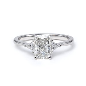 Bague en or blanc 14 carats avec diamant de laboratoire taille radiant de 1,5 carat, trois pierres, avec pierres latérales en diamant de laboratoire taille triangulaire et bande conique - Product Image 3