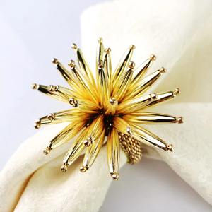 De magnifiques bagues en cristal et en métal peuvent être stylisées toute l'année, s'adaptant sans effort aux thèmes saisonniers grâce à des échanges simples de serviettes. - Product Image 1