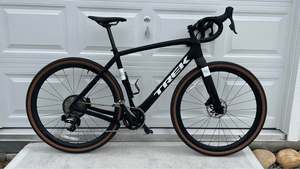 Bicicleta de Gravel TrekS SL 7 AXS 2026 con Frenos de Disco, Horquilla de Carbono, Cuadro de Acero al Carbono, 27 Velocidades y Llantas de Fibra de Carbono - Product Image 2