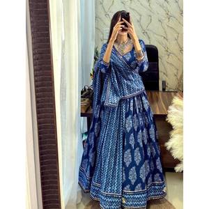 Hermoso Lehenga Choli y Dupatta de poliéster estampado con trabajo de espejo real para bodas - Product Image 4