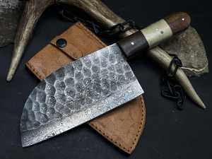 Couteau de chasse en acier de Damas avec manche en bois, lame fixe à pointe clip et bord droit - Product Image 5