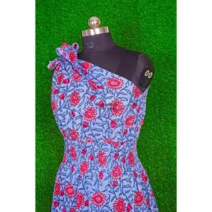 Robe longue maxi en coton pour femme, élégante et moderne, style décontracté, hip-hop, mignonne, naturelle, douce, asymétrique à une épaule, longueur ras du sol, idéale pour l'été et les soirées. - Product Image 4