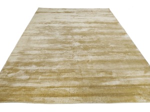 Alfombra de Seda Dorada Mustard Gold – Alfombra de Lujo Minimalista Tejida a Mano - Product Image 1
