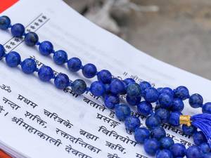 Collar Mala de 108 cuentas de Lapislázuli con cuentas Guru de plata alemana, anudado, para meditación, yoga y oración, unisex, fabricado por Sigma Exports - Product Image 2