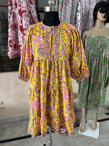 เดรสมินิเดรสผ้าคอตตอนปักดิ้นลึกสไตล์ลำลองมีสายปิดแบบ100% ลายดอกไม้บล็อกด้วยมือ - Product Image 2