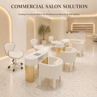 Station de manucure de luxe avec plateau en marbre, cadre en métal doré, table et chaise individuelles, mobilier de poste de travail pour technicien de beauté en salon de beauté