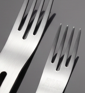 Elegante Juego de Cubiertos de Acero Inoxidable Plateado con Cubiertos Metálicos Planos, Perfecto para el Hogar, Restaurantes, Bodas y Cocina - Product Image 2