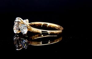Anillo de Compromiso Clásico con Tres Diamantes Cultivados en Laboratorio, Oro Sólido de 14K, Engaste de Puntas Chapado en Oro de 14K, Corte Estilo Hip Hop, Certificado IGI - Product Image 3