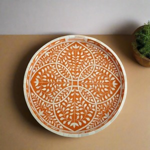 Plateau décoratif rond en bois avec motif floral gravé, style bohème, design orange et blanc, pièce unique avec poignée - Product Image 1
