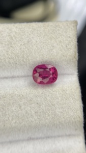 Tourmaline Naturelle Certifiée, Pierre Taillée Ovale, Qualité de Couleur Exceptionnelle, Pierre Précieuse Non Montée, 0,95 Carat, Propre à l'œil - Product Image 1
