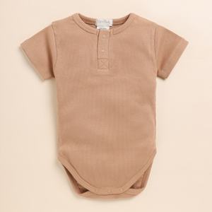 Body à manches courtes en bambou élasthanne organique de qualité supérieure Camel-Sous-vêtements pour bébés - Product Image 1