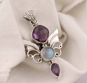 Colgante de Amatista Natural y Piedra Lunar Arcoíris, Joyería de Plata de Ley 925, Venta al por Mayor, Hecho a Mano, Gema de Amatista y Piedra Lunar Blanca - Product Image 1