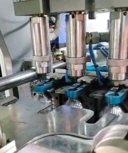 Machine de soufflage de bouteilles PET automatique contrôlée par PLC, 3 cavités, à économie d'énergie pour bouteilles d'eau - Product Image 4