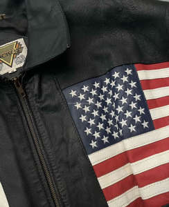 Chaqueta universitaria de cuero vintage negra con parche de logotipo de bandera personalizado, chaqueta bomber de cuero negro de alta calidad para hombre - Product Image 2