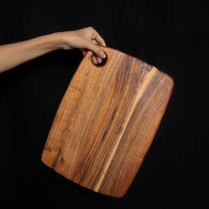 Planche à découper en bois massif écologique, design rectangulaire avec trou de suspension, pour la préparation culinaire et le service - Product Image 3