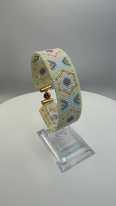 Bracelet Perlé Fait Main avec Motif Géométrique et Fermoir à Bascule Doré – Bijou Tendance, Idée Cadeau - Product Image 1
