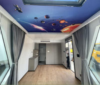 Maison capsule spatiale modulaire moderne, cabane de glamping préfabriquée portable avec salle de bain complète et terrasse pour hôtel, gîte ou resort