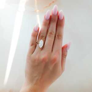 Bague de fiançailles personnalisée en or massif 14K 18K avec diamant marquise 4 carats, sertie clos, pour mariage, vente en gros, prix d'usine de bijoux B2B - Product Image 4