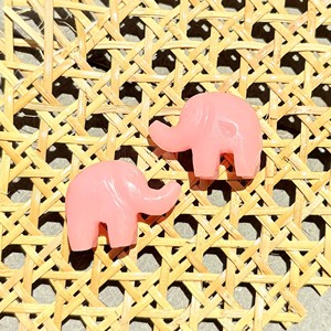 Charme éléphant sculpté en opale rose, fait main, plaqué or rose, figurine animalière, bijou éléphant porte-bonheur, cadeau pour elle - Product Image 6
