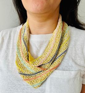 Collier écharpe tendance en perles de verre de créateur avec broderie colorée et boucles d'oreilles faites à la main – Mon style, très tendance - Product Image 1