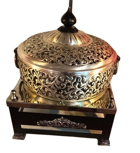 Plat de service en métal plaqué or avec support, design gaufré, chauffe-plats, buffet, plat de service pour la restauration, plat de buffet utilisé - Product Image 1