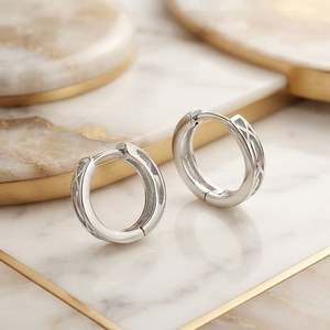 DIVYORO Boucles d'oreilles créoles tendance en argent 925 gravées géométriquement pour femme - Product Image 2