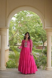 Vestido Premium de Georgette Sintética con Estampado Laheriya y Auténtico Patchwork Kutchi – Prenda Étnica Festiva con Vuelo de 12 Metros - Product Image 3
