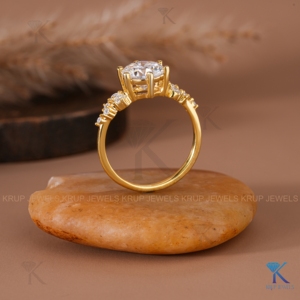 Anillos de compromiso con racimo de diamantes redondos E VVS2 cultivados en laboratorio, en oro macizo, joyería nupcial fina personalizada para uso diario. - Product Image 3