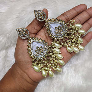 Elegantes pendientes Kundan chapados en oro con cuentas colgantes | Joyería colgante festiva y de boda para mujer - Product Image 1