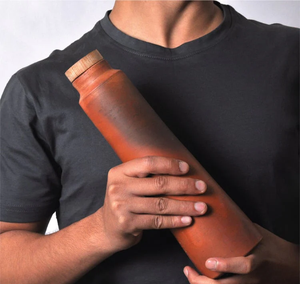 Bouteille en terre cuite écologique faite à la main, style culture tribale - 800 ml avec bouchon en liège et couvercle en bois - Product Image 2