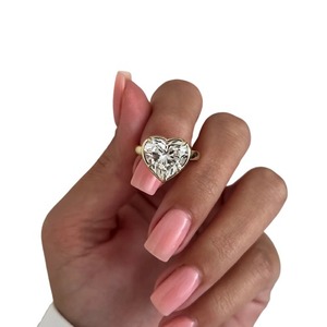 Bague de fiançailles de luxe en or 14K, 18K ou platine avec diamant de laboratoire taille cœur de 5 carats serti clos - Product Image 1